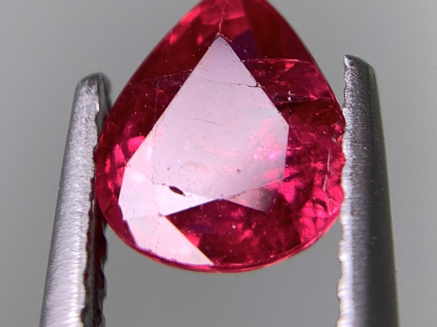 ルビー 天然 1.063ct 中央宝石ソーティング付き 6.77㎜×5.70㎜×3.24㎜ ルース（ 裸石 ） 7967Y