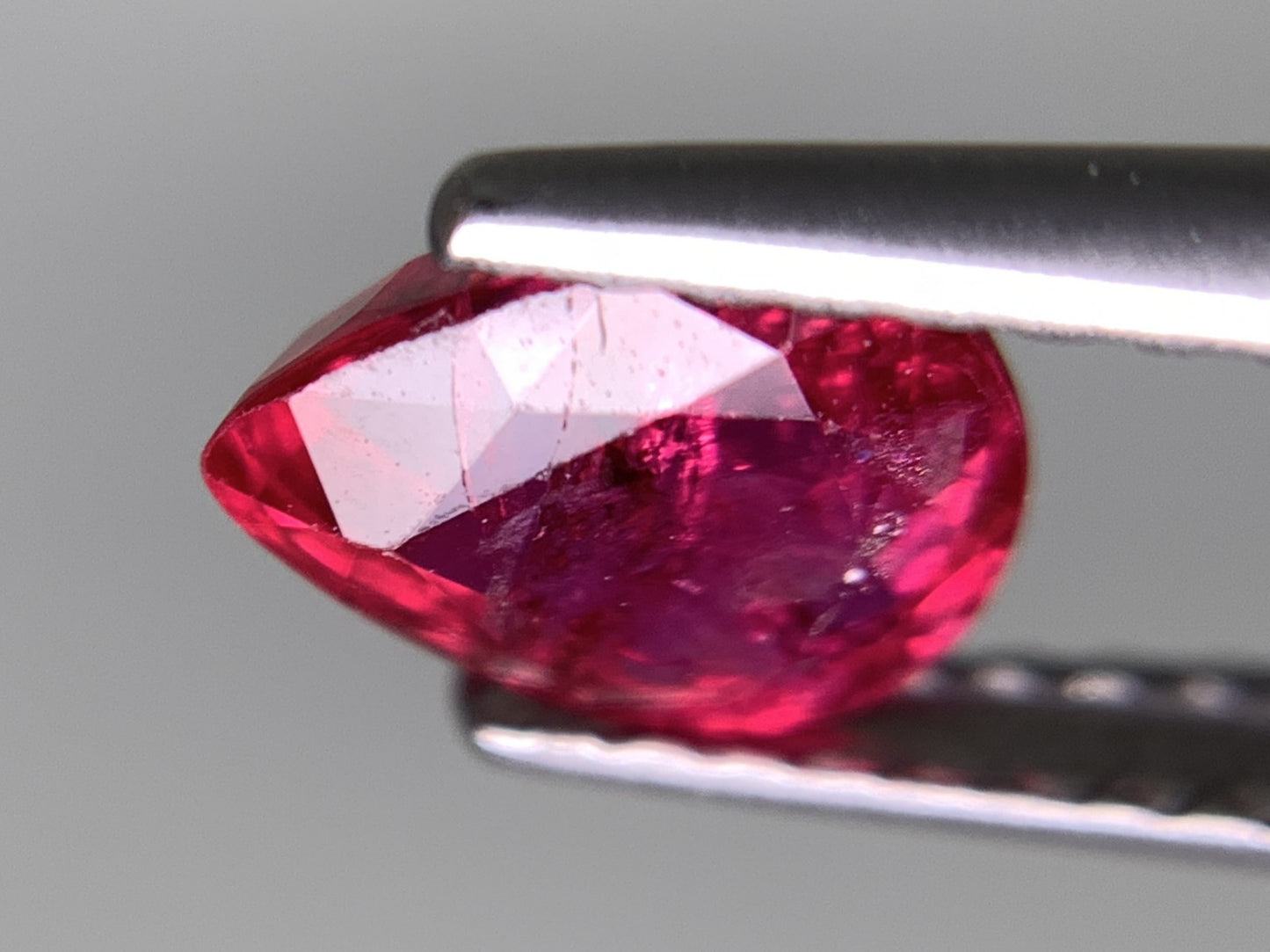 ルビー 天然 1.063ct 中央宝石ソーティング付き 6.77㎜×5.70㎜×3.24㎜ ルース（ 裸石 ） 7967Y