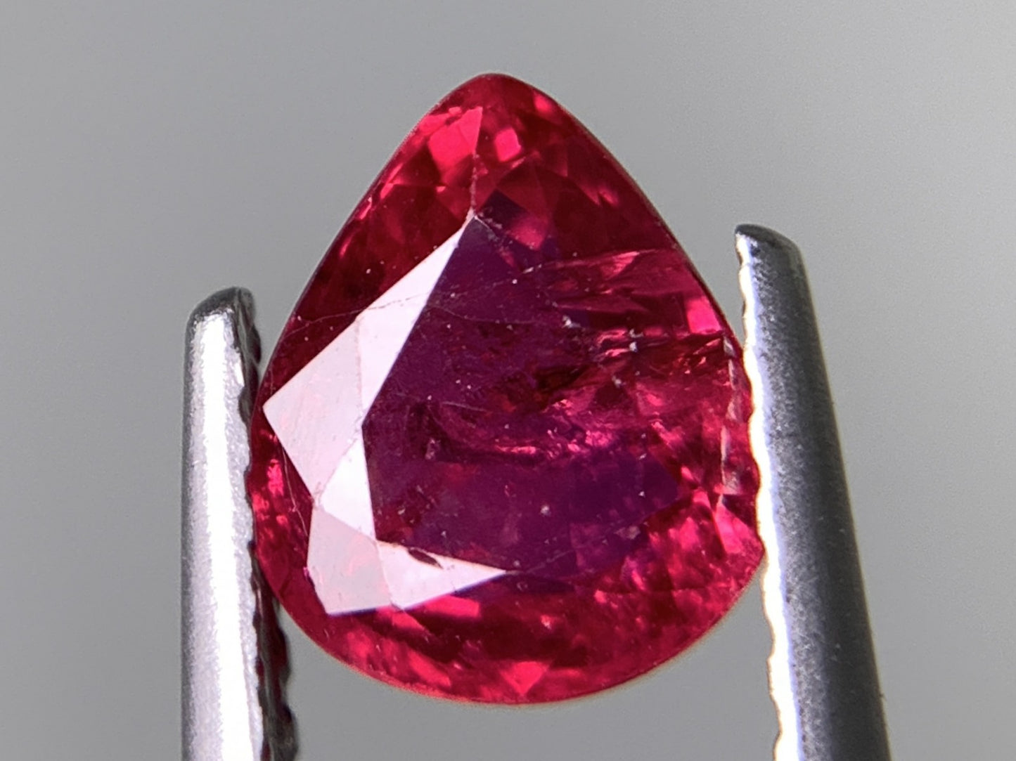 ルビー 天然 1.063ct 中央宝石ソーティング付き 6.77㎜×5.70㎜×3.24㎜ ルース（ 裸石 ） 7967Y
