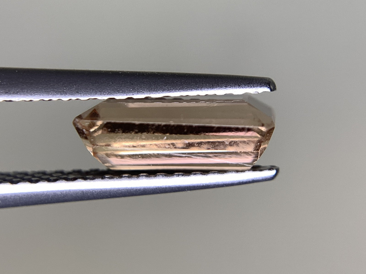 インペリアルトパーズ 1.968ct 宝石ソーティング付き  9.5㎜×5.4㎜×3.6㎜  ルース（ 裸石 ） 2982Y