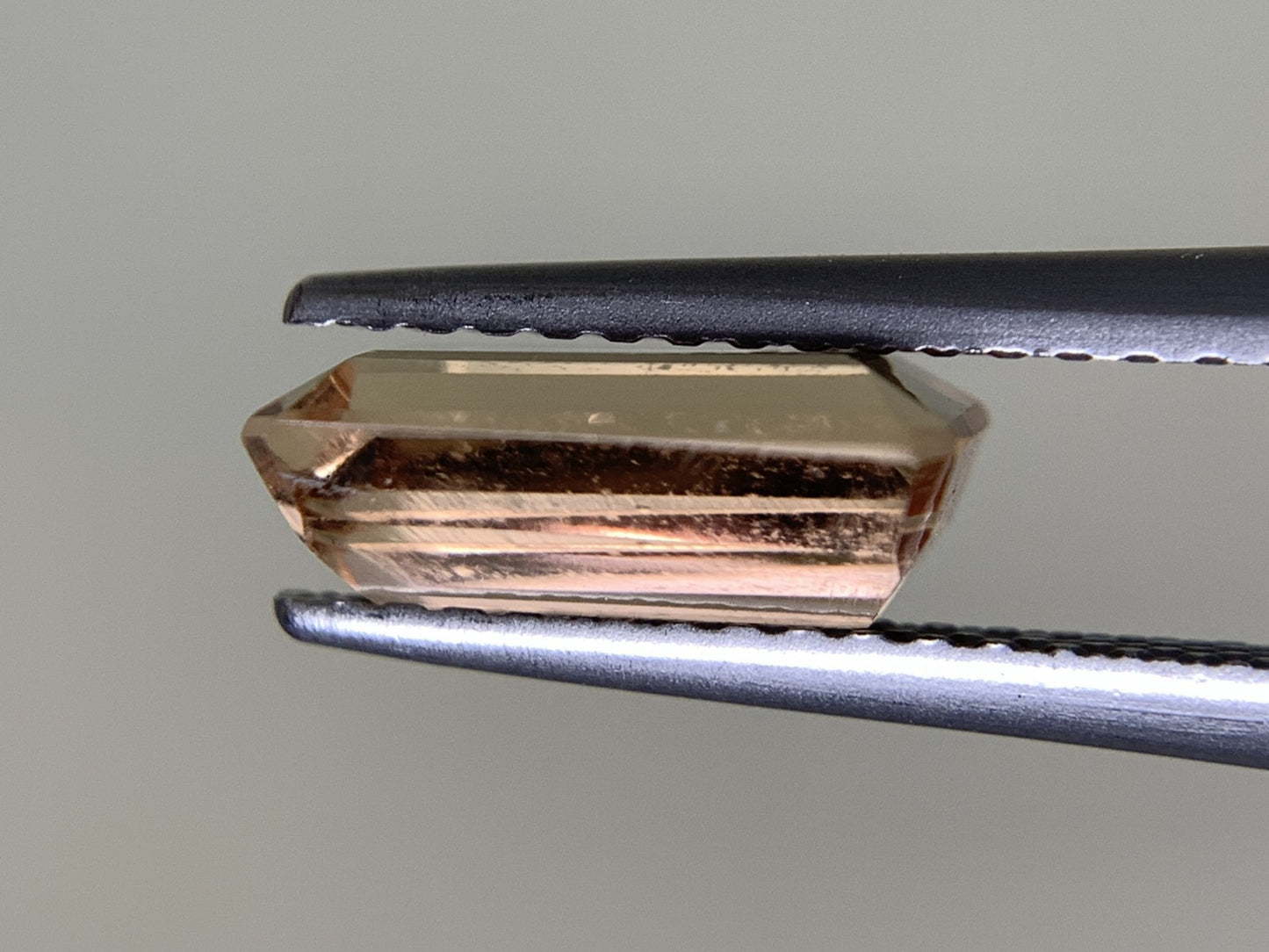 インペリアルトパーズ 1.968ct 宝石ソーティング付き  9.5㎜×5.4㎜×3.6㎜  ルース（ 裸石 ） 2982Y