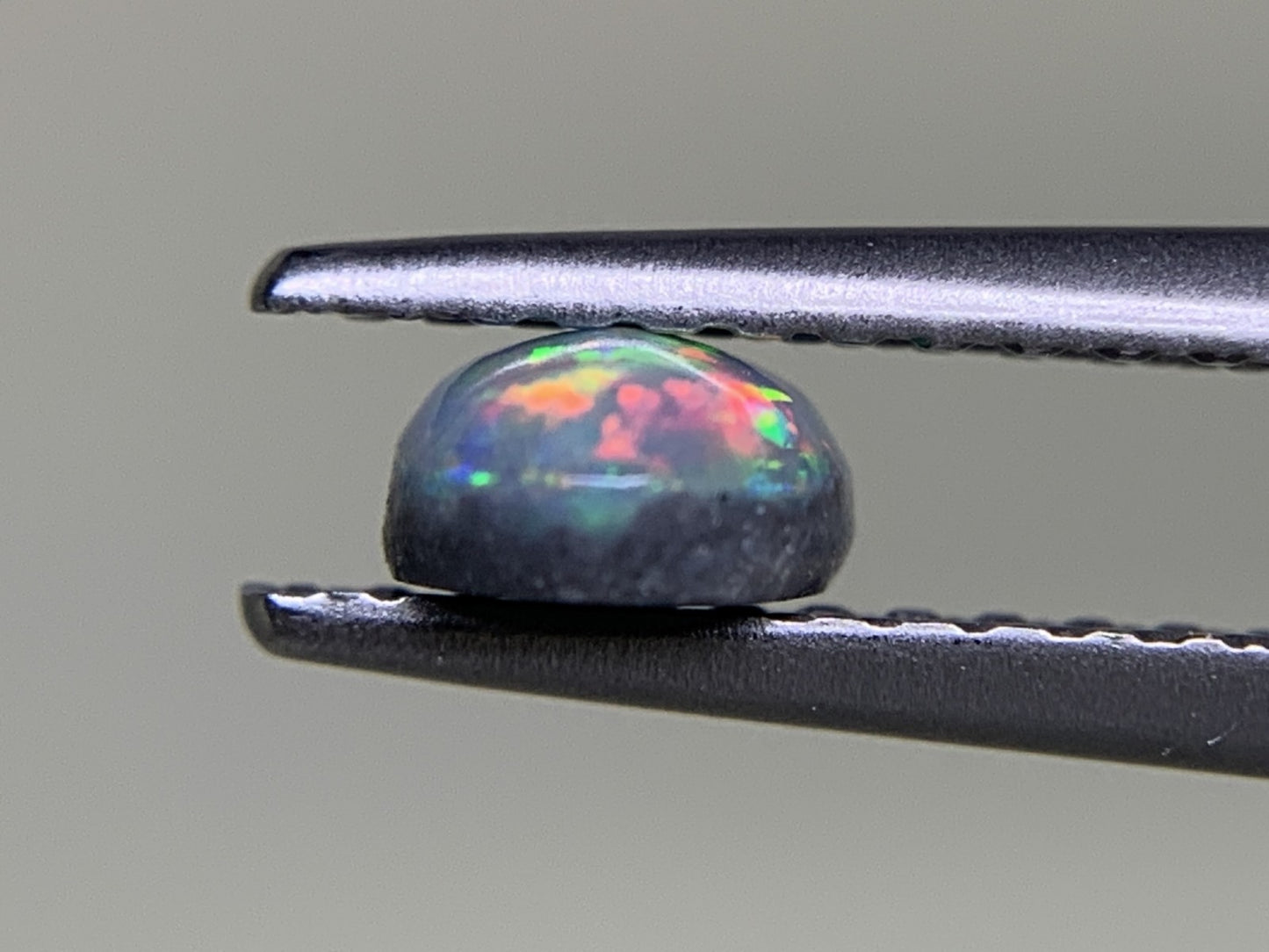 ブラックオパール 0.465ct 宝石ソーティング付き  6.3㎜×4.3㎜×2.5㎜  ルース（ 裸石 ） 3779Y