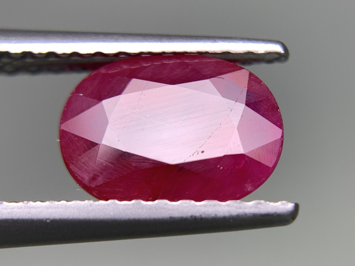 ルビー 天然 1.547ct 中央宝石ソーティング付き 8.17㎜×6.17㎜×3.27㎜ ルース（ 裸石 ） 7963Y