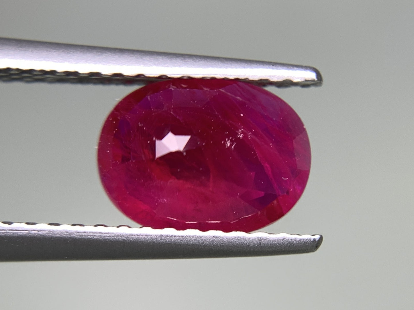 ルビー 天然 1.547ct 中央宝石ソーティング付き 8.17㎜×6.17㎜×3.27㎜ ルース（ 裸石 ） 7963Y