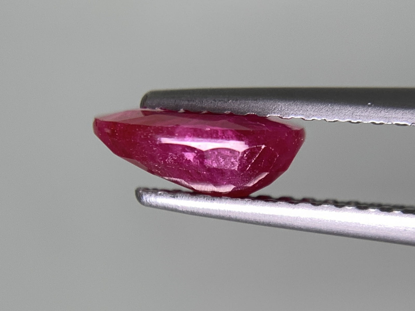 ルビー 天然 1.547ct 中央宝石ソーティング付き 8.17㎜×6.17㎜×3.27㎜ ルース（ 裸石 ） 7963Y
