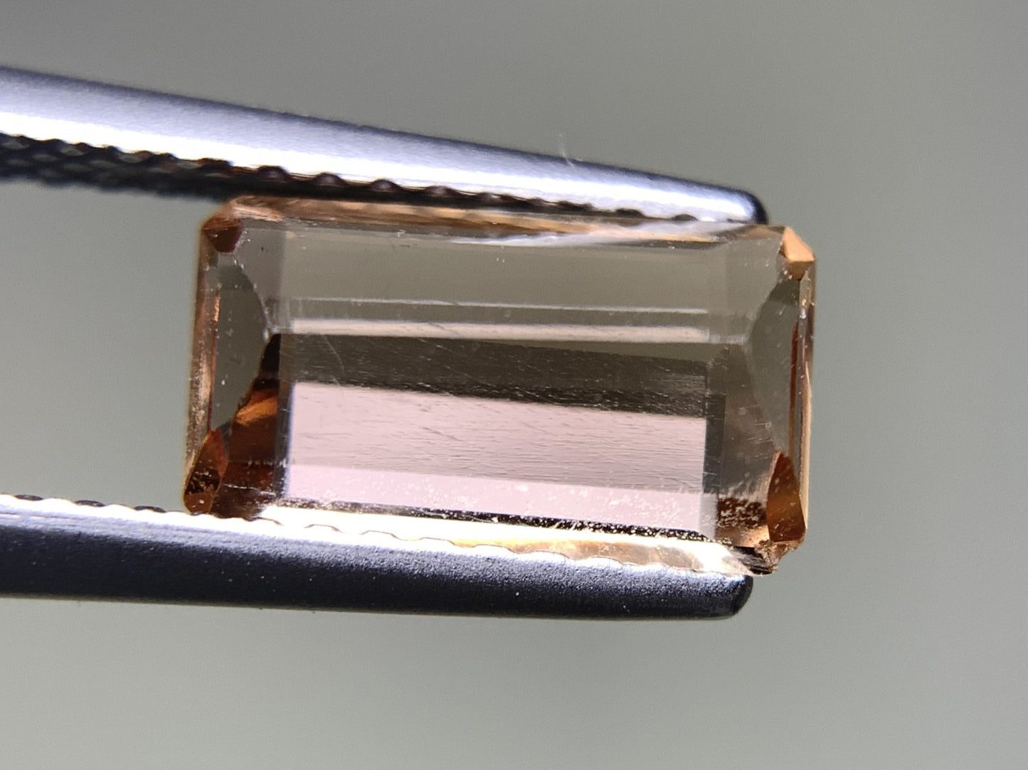 インペリアルトパーズ 1.968ct 宝石ソーティング付き  9.5㎜×5.4㎜×3.6㎜  ルース（ 裸石 ） 2982Y