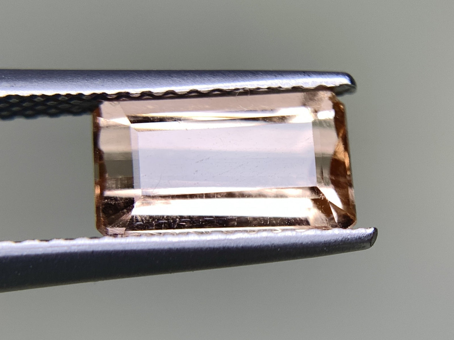 インペリアルトパーズ 1.968ct 宝石ソーティング付き  9.5㎜×5.4㎜×3.6㎜  ルース（ 裸石 ） 2982Y