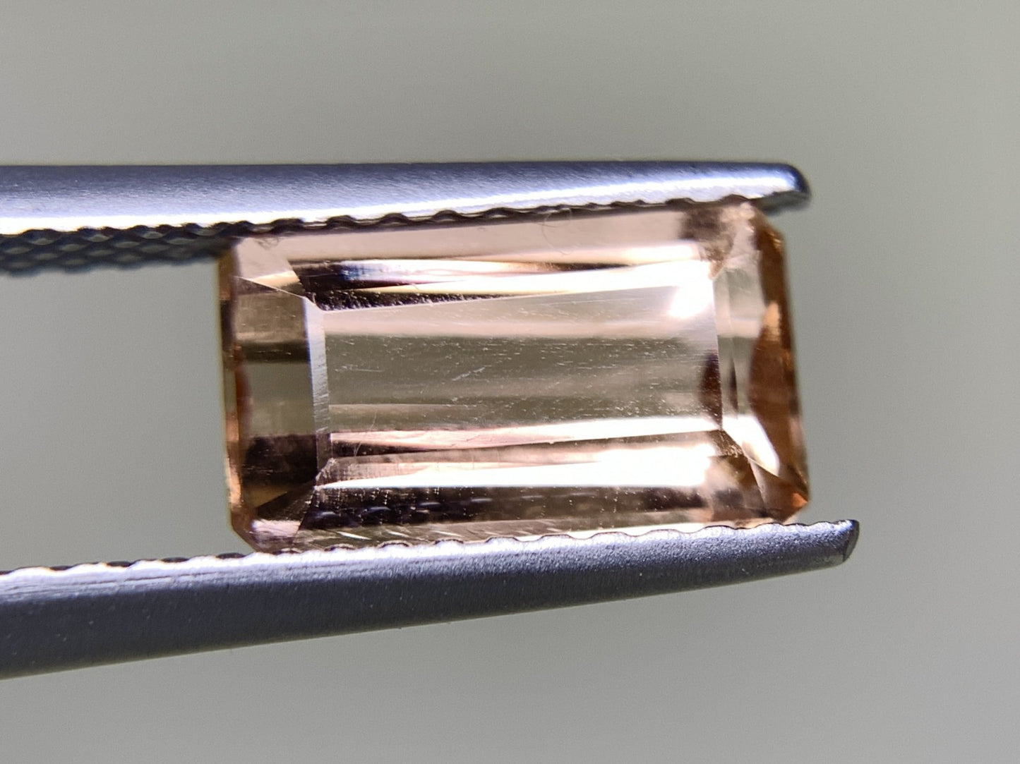 インペリアルトパーズ 1.968ct 宝石ソーティング付き  9.5㎜×5.4㎜×3.6㎜  ルース（ 裸石 ） 2982Y