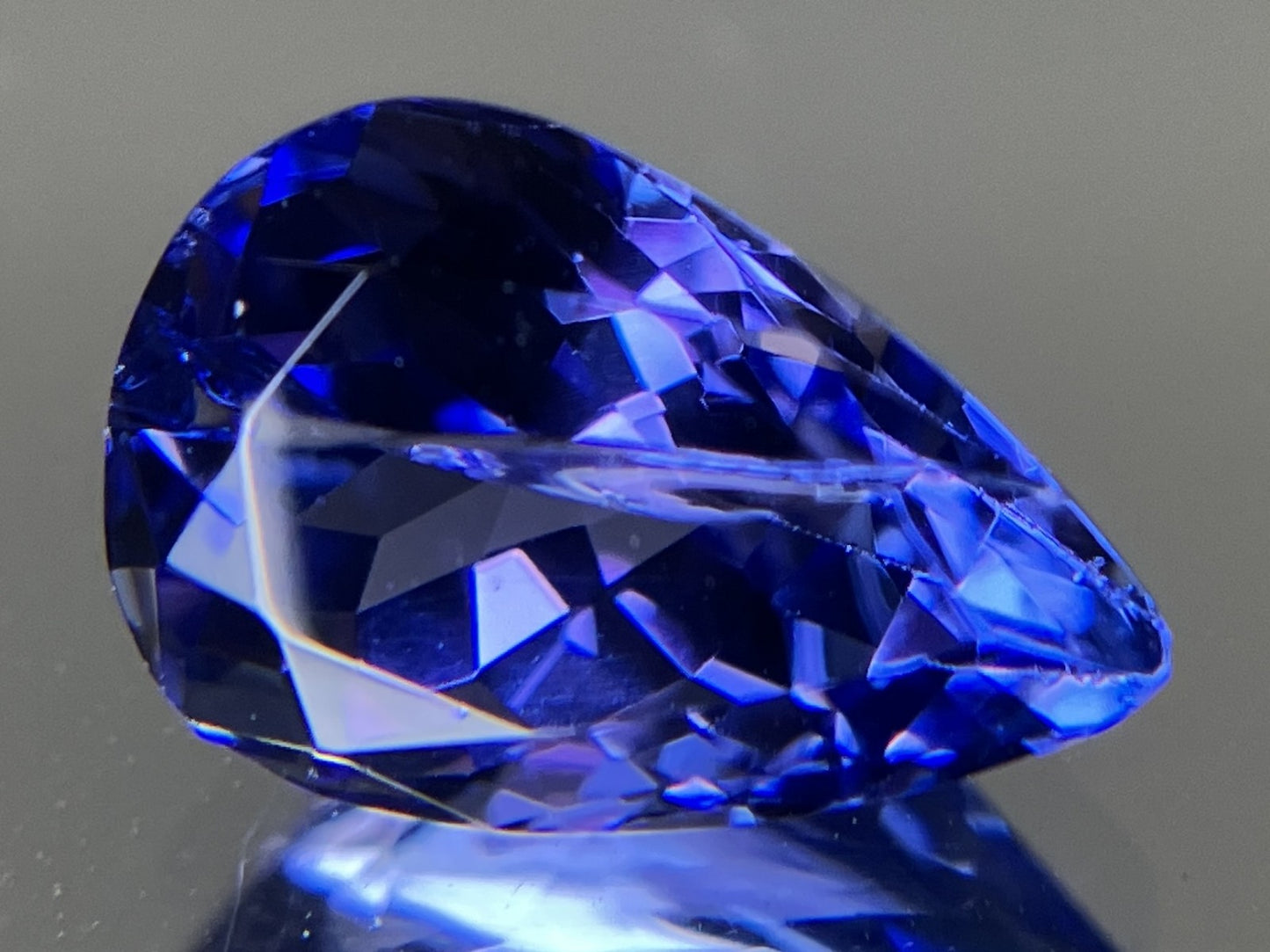 タンザナイト 2.474ct  中央宝石鑑別書付き  10.29㎜×6.88㎜×5.49㎜  天然 ルース（ 裸石 ） 4602YY