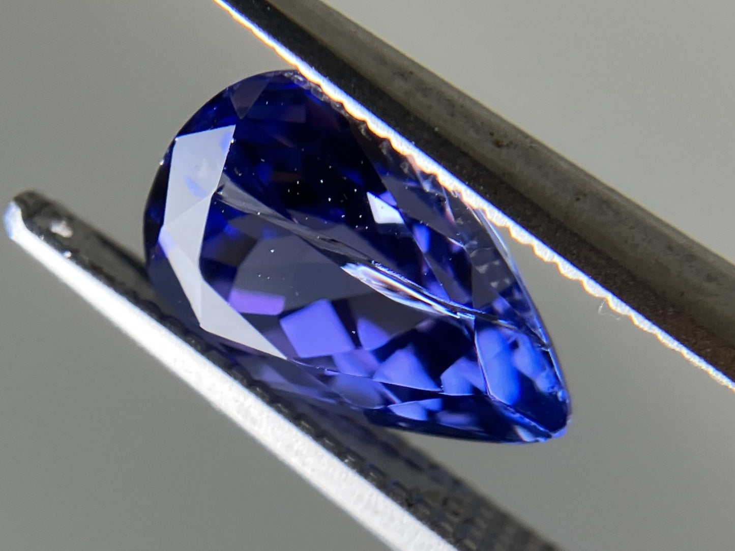 タンザナイト 2.474ct  中央宝石鑑別書付き  10.29㎜×6.88㎜×5.49㎜  天然 ルース（ 裸石 ） 4602YY
