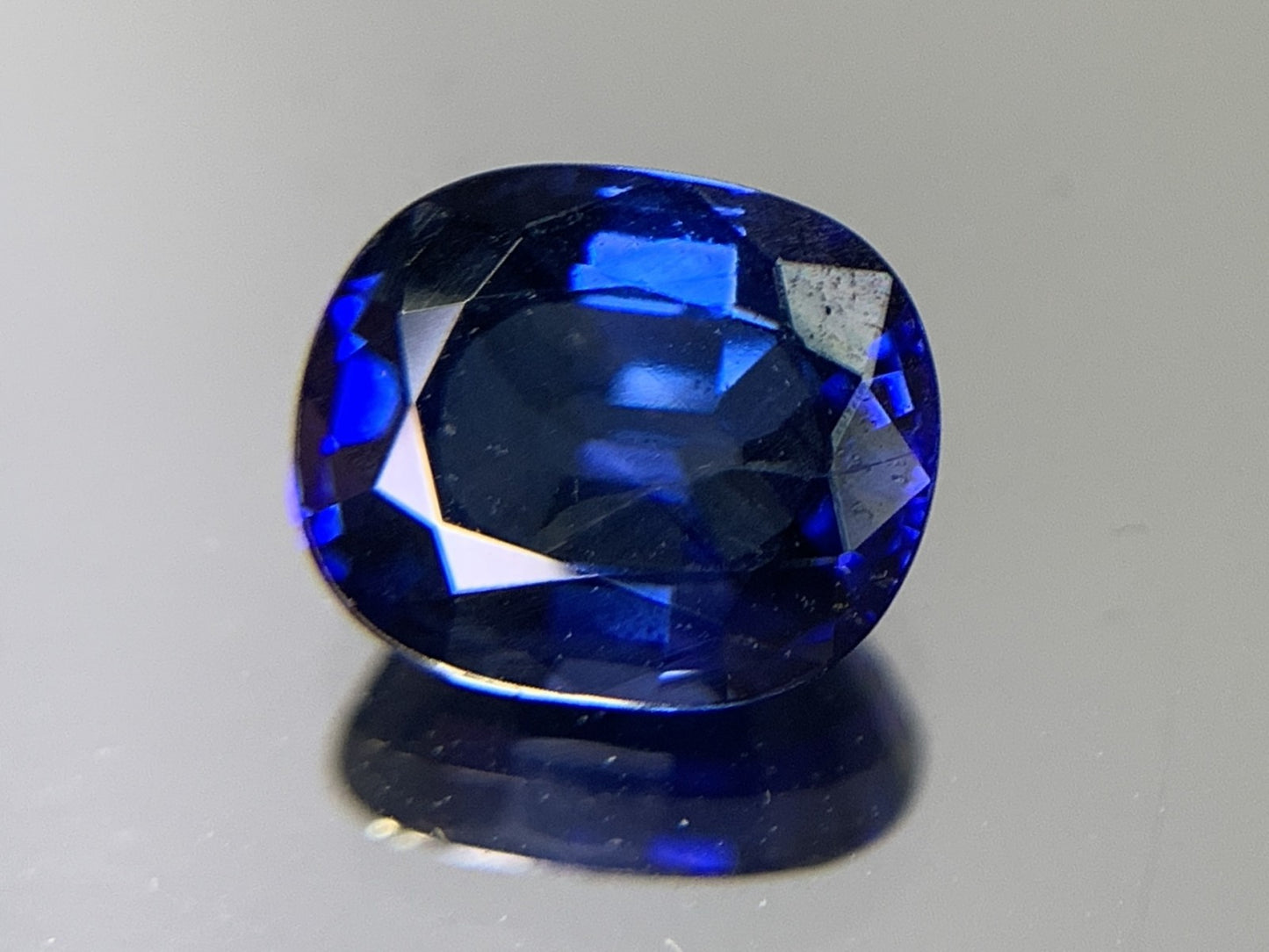 サファイア 2.044ct  宝石ソーティング付き  8.1㎜×6.7㎜×3.7㎜  ルース（ 裸石 ） 1999Y