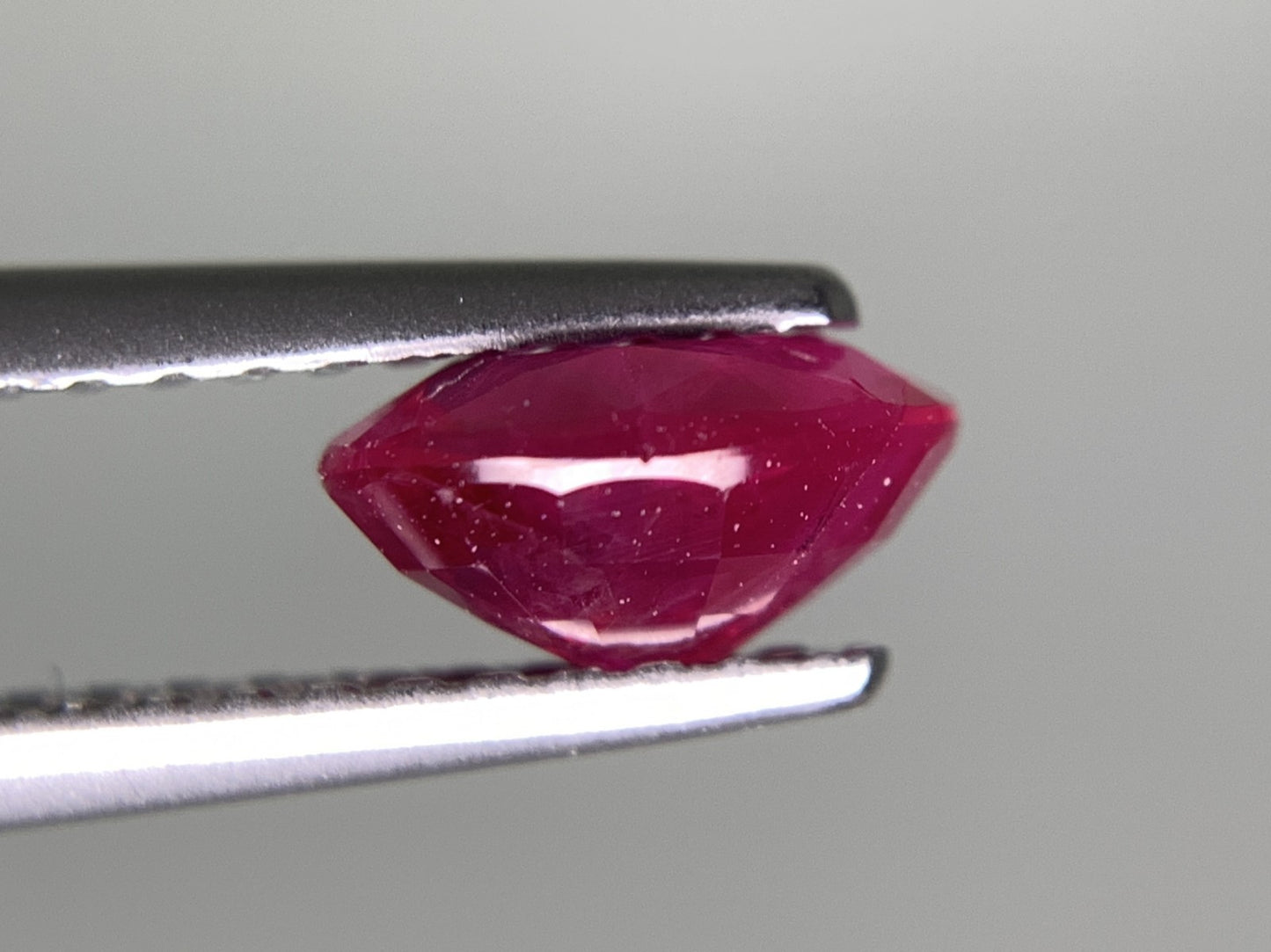 ルビー 天然 1.035ct 中央宝石ソーティング付き 6.71㎜×5.03㎜×3.45㎜ ルース（ 裸石 ） 7965Y