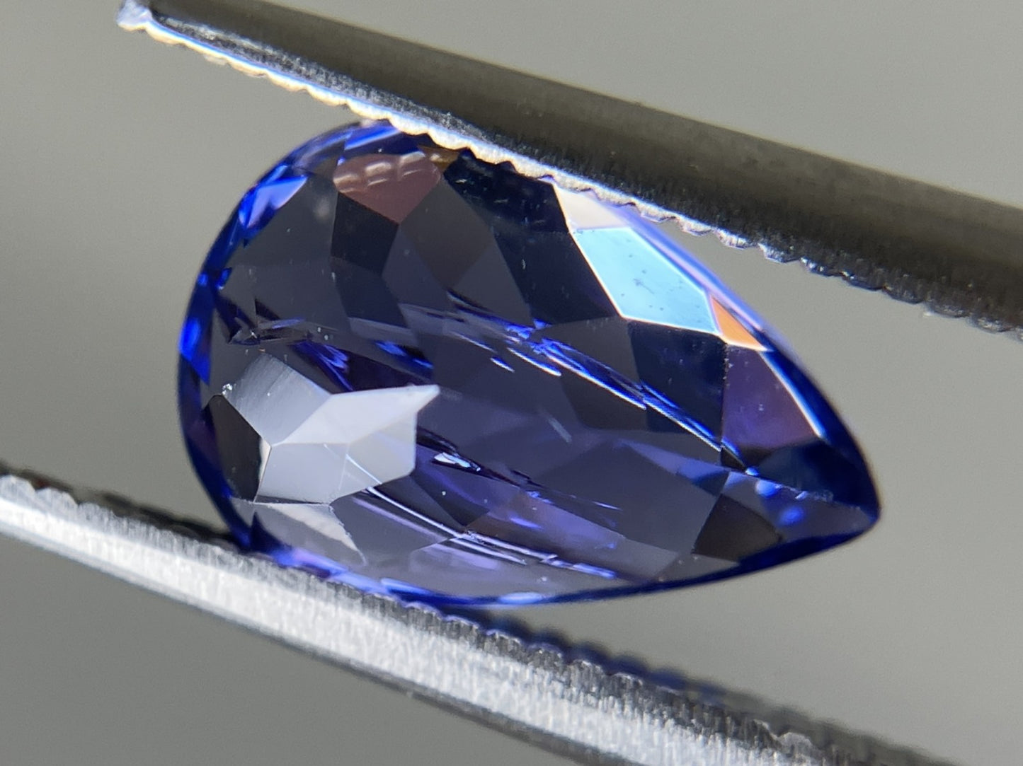 タンザナイト 2.474ct  中央宝石鑑別書付き  10.29㎜×6.88㎜×5.49㎜  天然 ルース（ 裸石 ） 4602YY