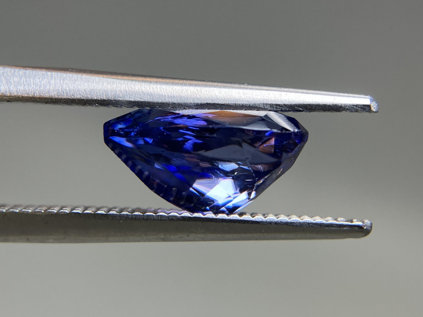 タンザナイト 2.474ct  中央宝石鑑別書付き  10.29㎜×6.88㎜×5.49㎜  天然 ルース（ 裸石 ） 4602YY