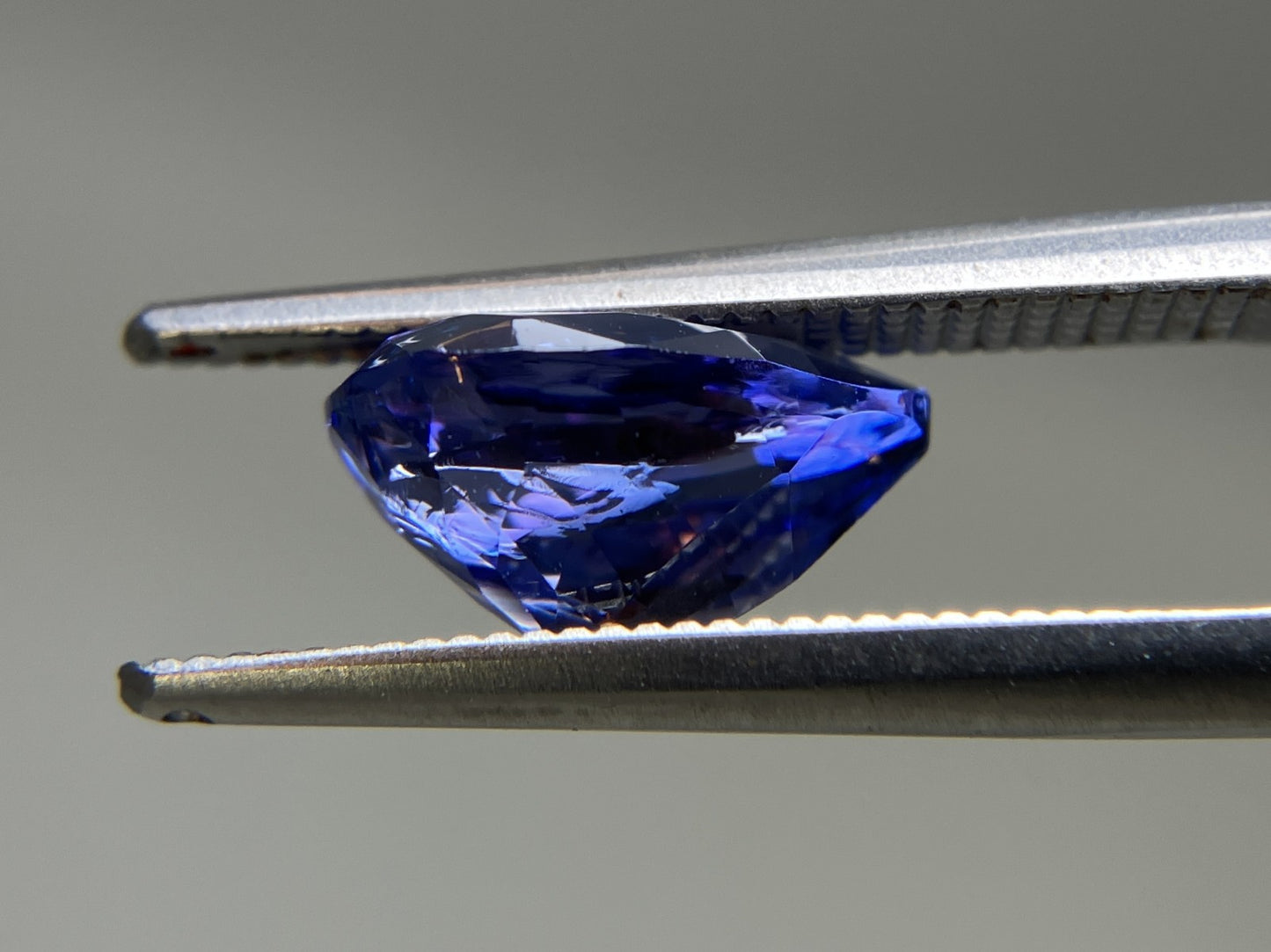 タンザナイト 2.474ct  中央宝石鑑別書付き  10.29㎜×6.88㎜×5.49㎜  天然 ルース（ 裸石 ） 4602YY