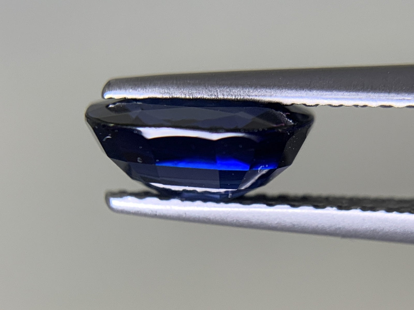 サファイア 2.044ct  宝石ソーティング付き  8.1㎜×6.7㎜×3.7㎜  ルース（ 裸石 ） 1999Y