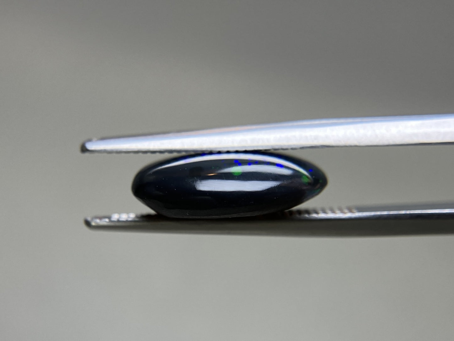 ブラックオパール 天然 3.937ct 中央宝石ソーティング付き 13.6㎜×11.1㎜×4.3㎜ ルース（ 裸石 ） 7549YY