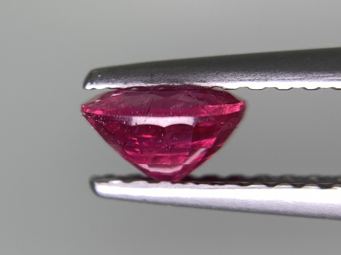 ルビー 天然 0.681ct 宝石ソーティング付き 5.5㎜×4.6㎜×3.1㎜ ルース（ 裸石 ） 8002Y