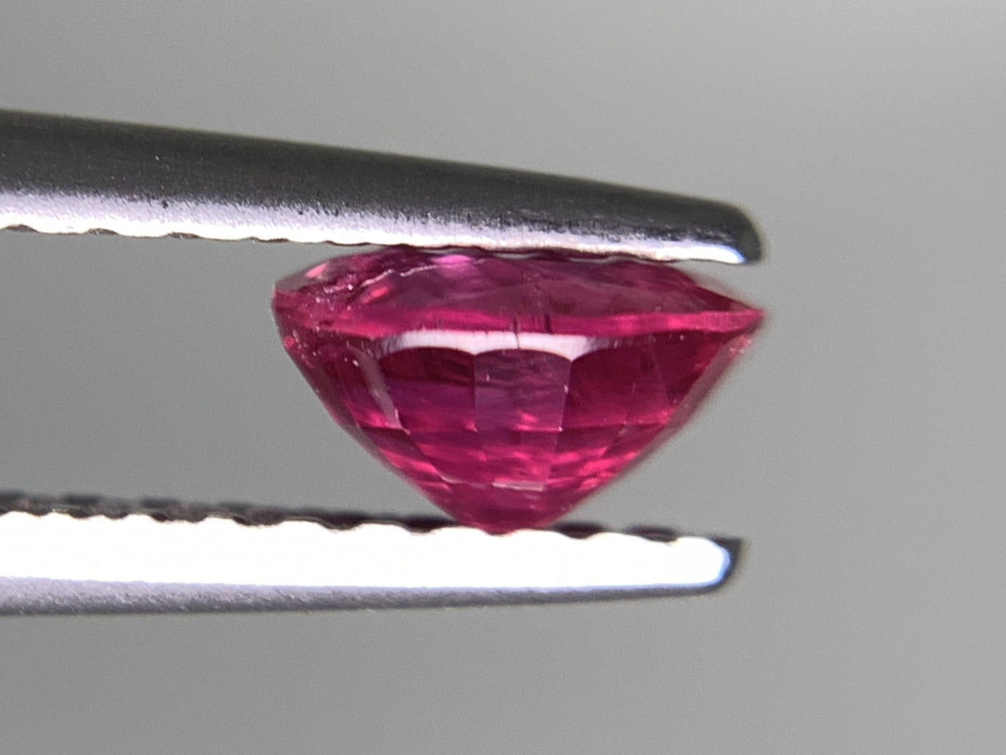 ルビー 天然 0.681ct 宝石ソーティング付き 5.5㎜×4.6㎜×3.1㎜ ルース（ 裸石 ） 8002Y