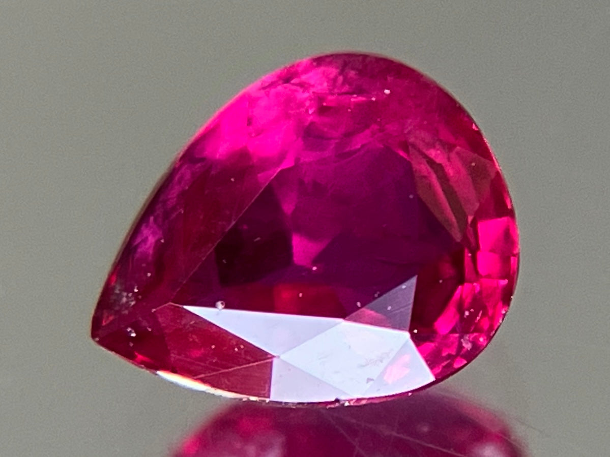 ルビー 天然 0.616ct 宝石ソーティング付き 5.6㎜×4.5㎜×2.6㎜ ルース（ 裸石 ） 7608YY