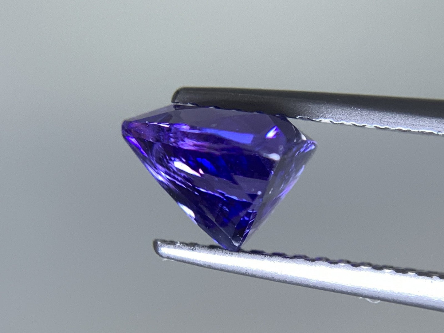 タンザナイト 天然  1.859ct  宝石ソーティング付き  7.6㎜×7.5㎜×5.4㎜  ルース（ 裸石 ）  5229Y
