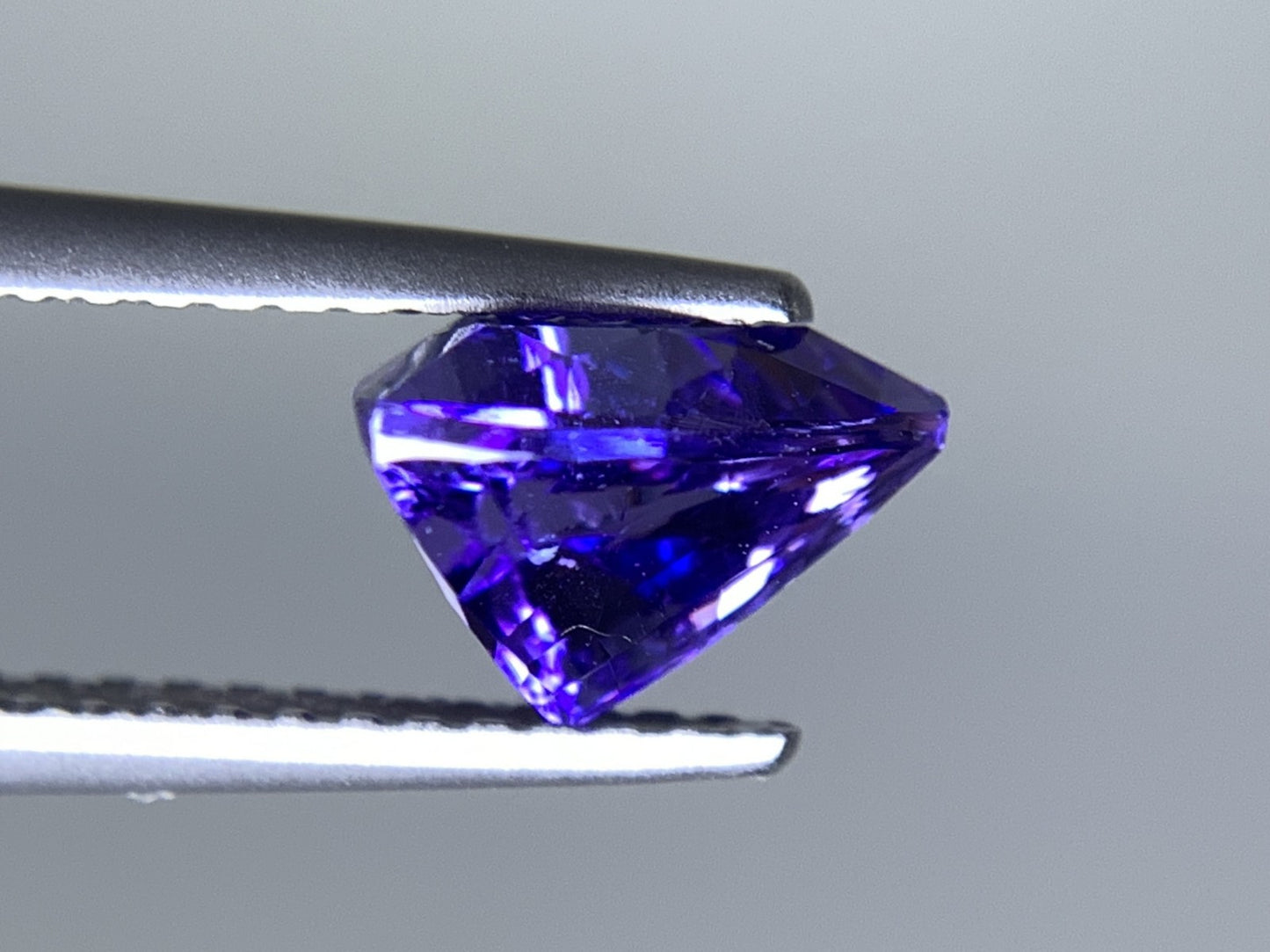 タンザナイト 天然  1.859ct  宝石ソーティング付き  7.6㎜×7.5㎜×5.4㎜  ルース（ 裸石 ）  5229Y