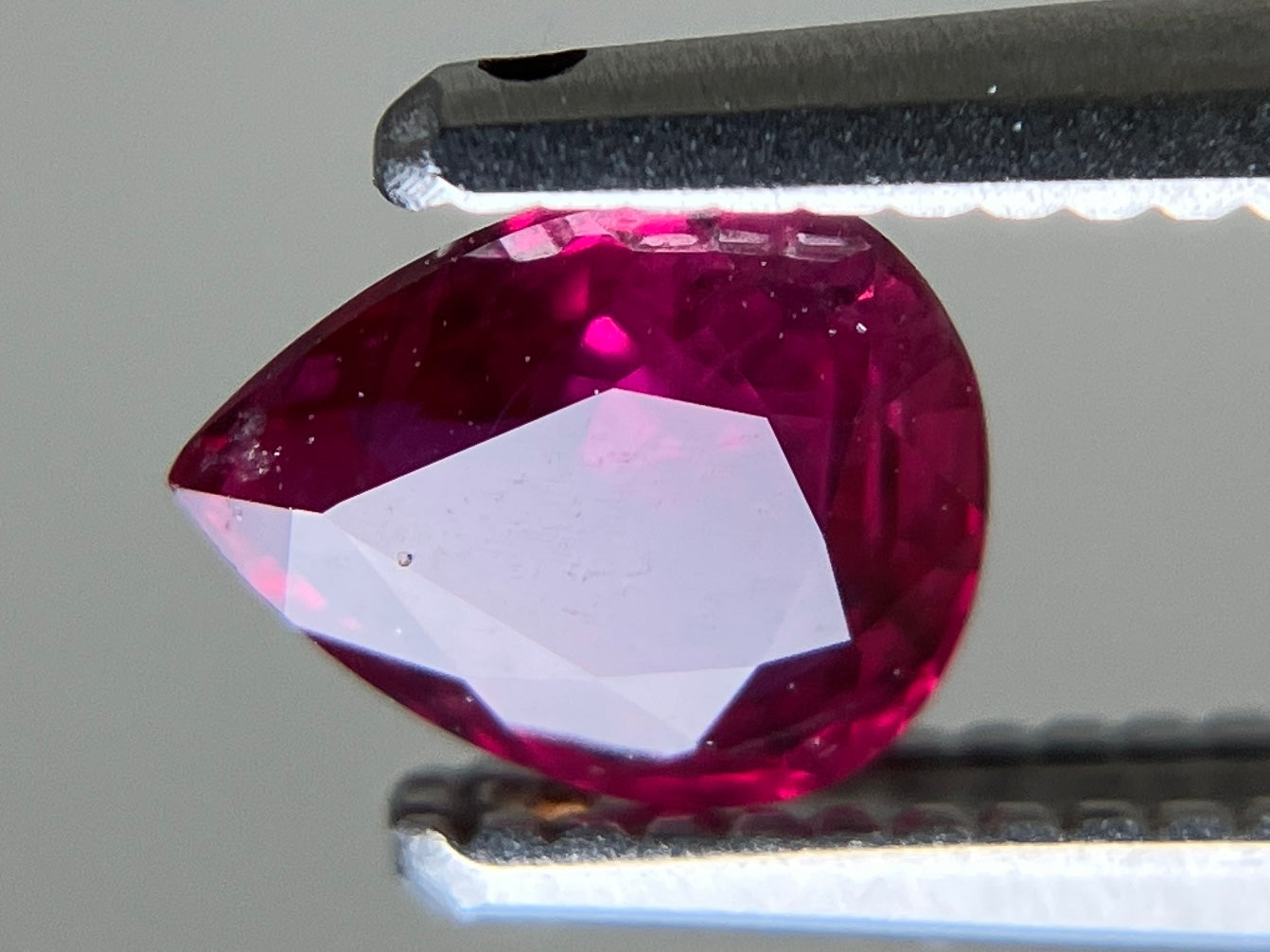 ルビー 天然 0.616ct 宝石ソーティング付き 5.6㎜×4.5㎜×2.6㎜ ルース（ 裸石 ） 7608YY