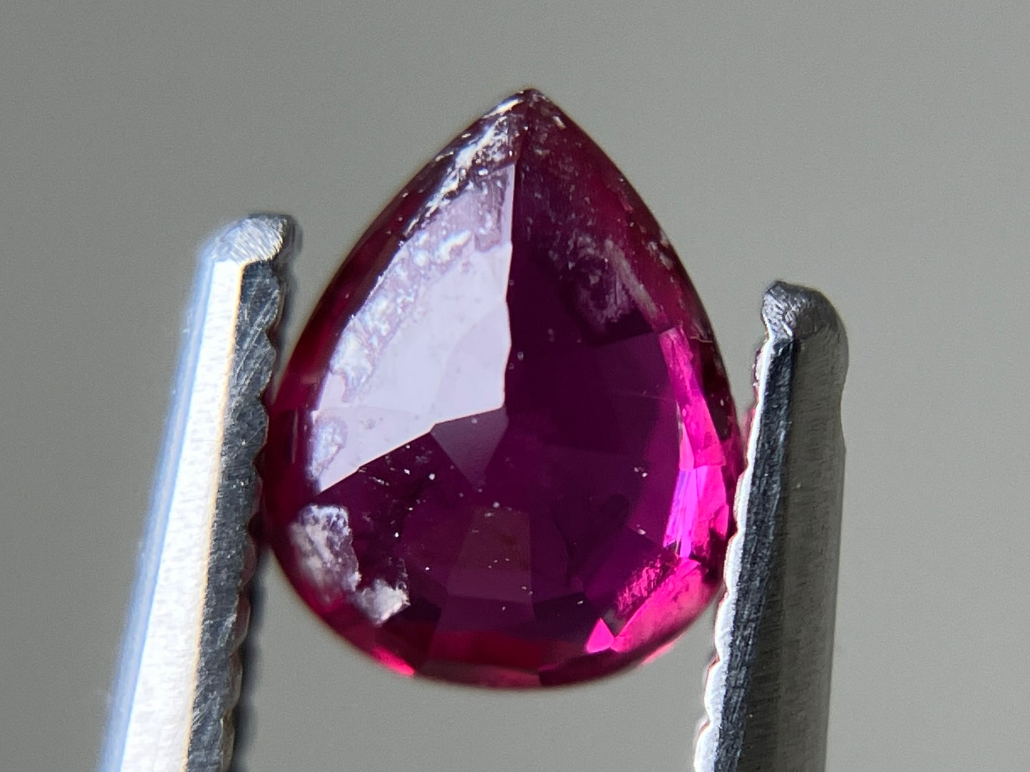 ルビー 天然 0.616ct 宝石ソーティング付き 5.6㎜×4.5㎜×2.6㎜ ルース（ 裸石 ） 7608YY