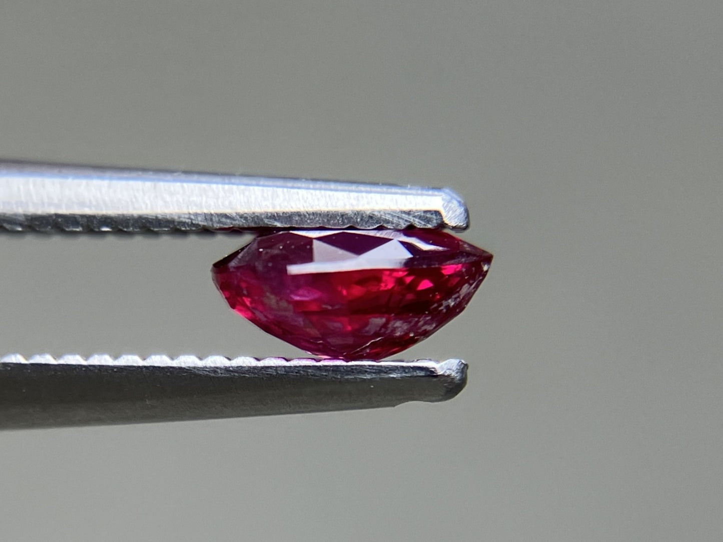 ルビー 天然 0.616ct 宝石ソーティング付き 5.6㎜×4.5㎜×2.6㎜ ルース（ 裸石 ） 7608YY