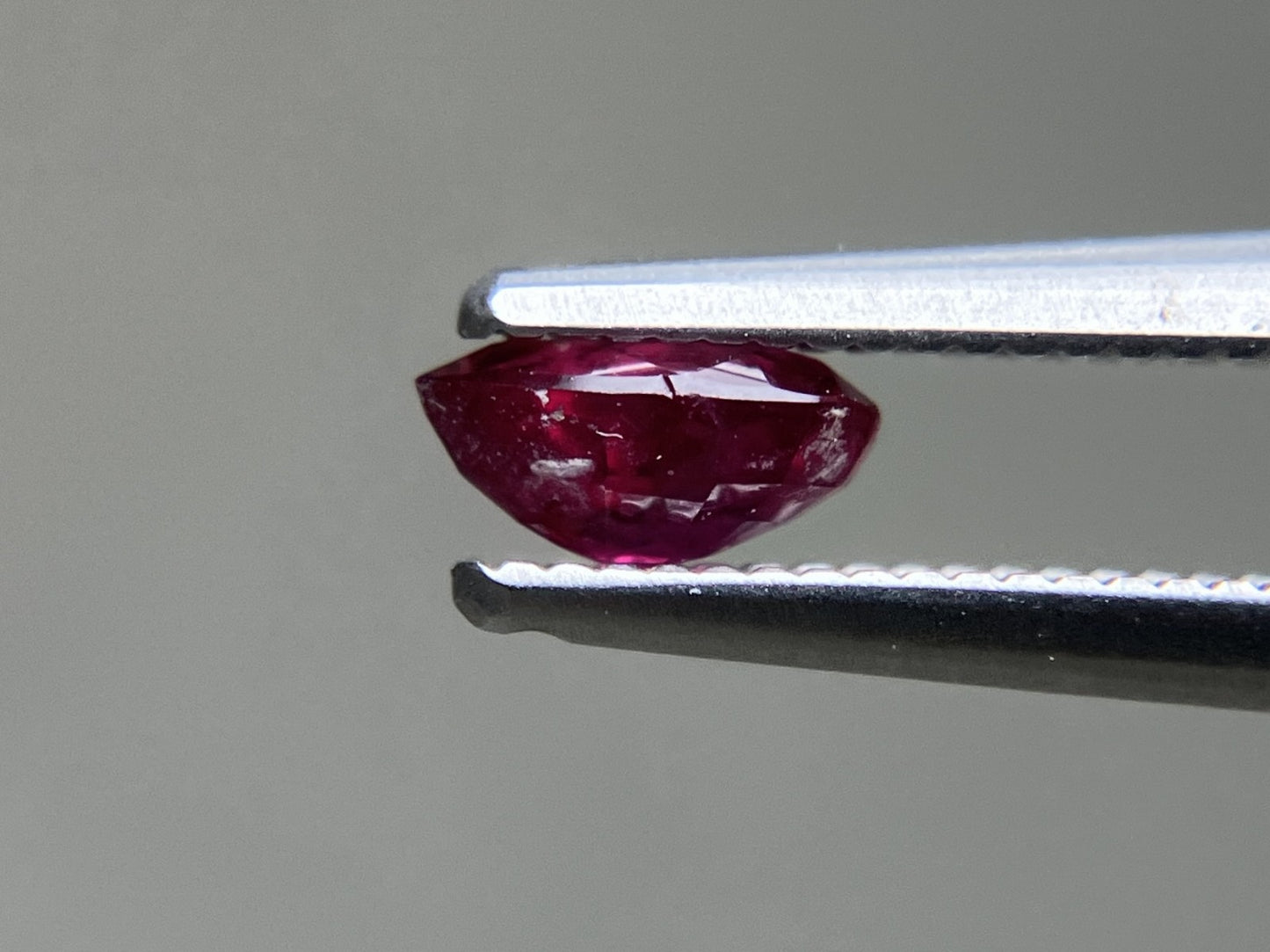 ルビー 天然 0.616ct 宝石ソーティング付き 5.6㎜×4.5㎜×2.6㎜ ルース（ 裸石 ） 7608YY