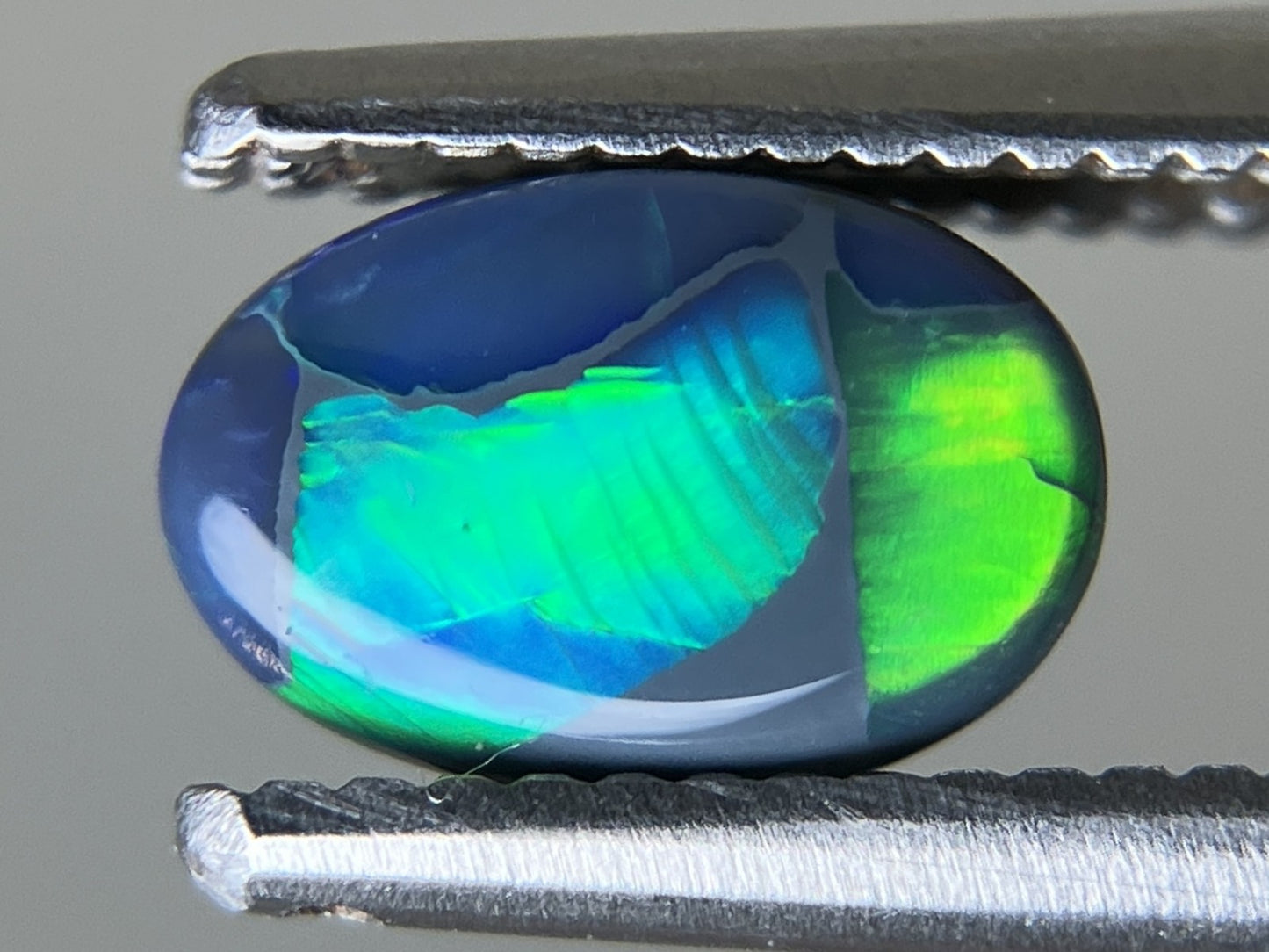 ブラックオパール 0.603ct  中央宝石ソーティング付き  6.8㎜×4.6㎜×2.8㎜  天然 ルース（ 裸石 ） 4517YY