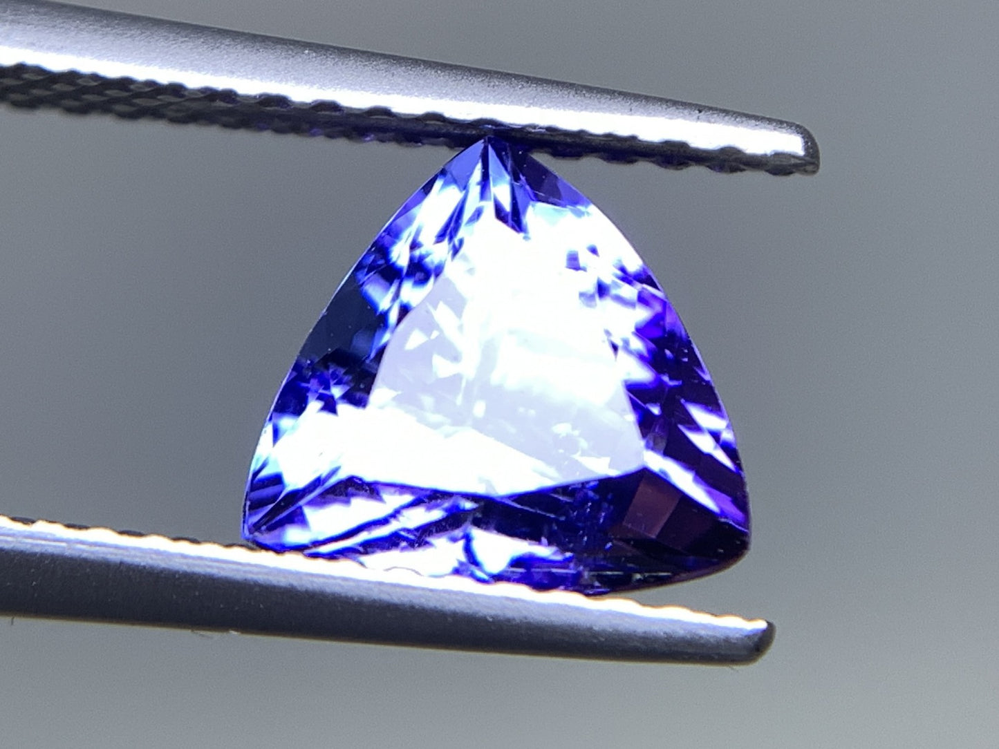タンザナイト 天然  1.859ct  宝石ソーティング付き  7.6㎜×7.5㎜×5.4㎜  ルース（ 裸石 ）  5229Y