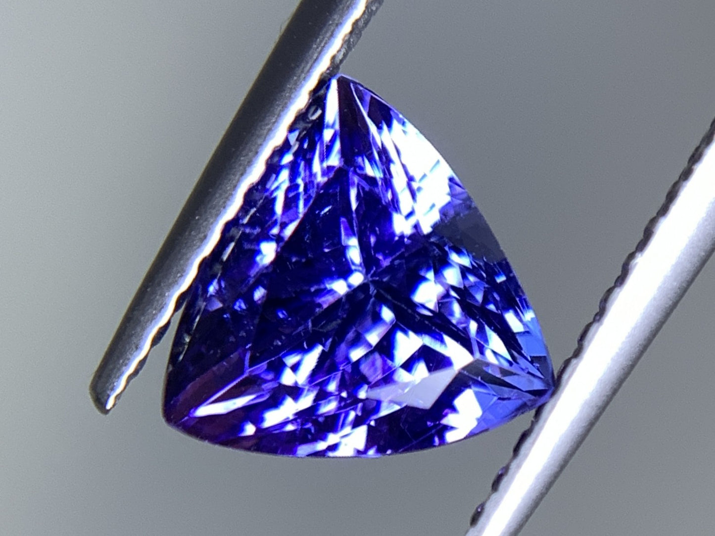 タンザナイト 天然  1.859ct  宝石ソーティング付き  7.6㎜×7.5㎜×5.4㎜  ルース（ 裸石 ）  5229Y