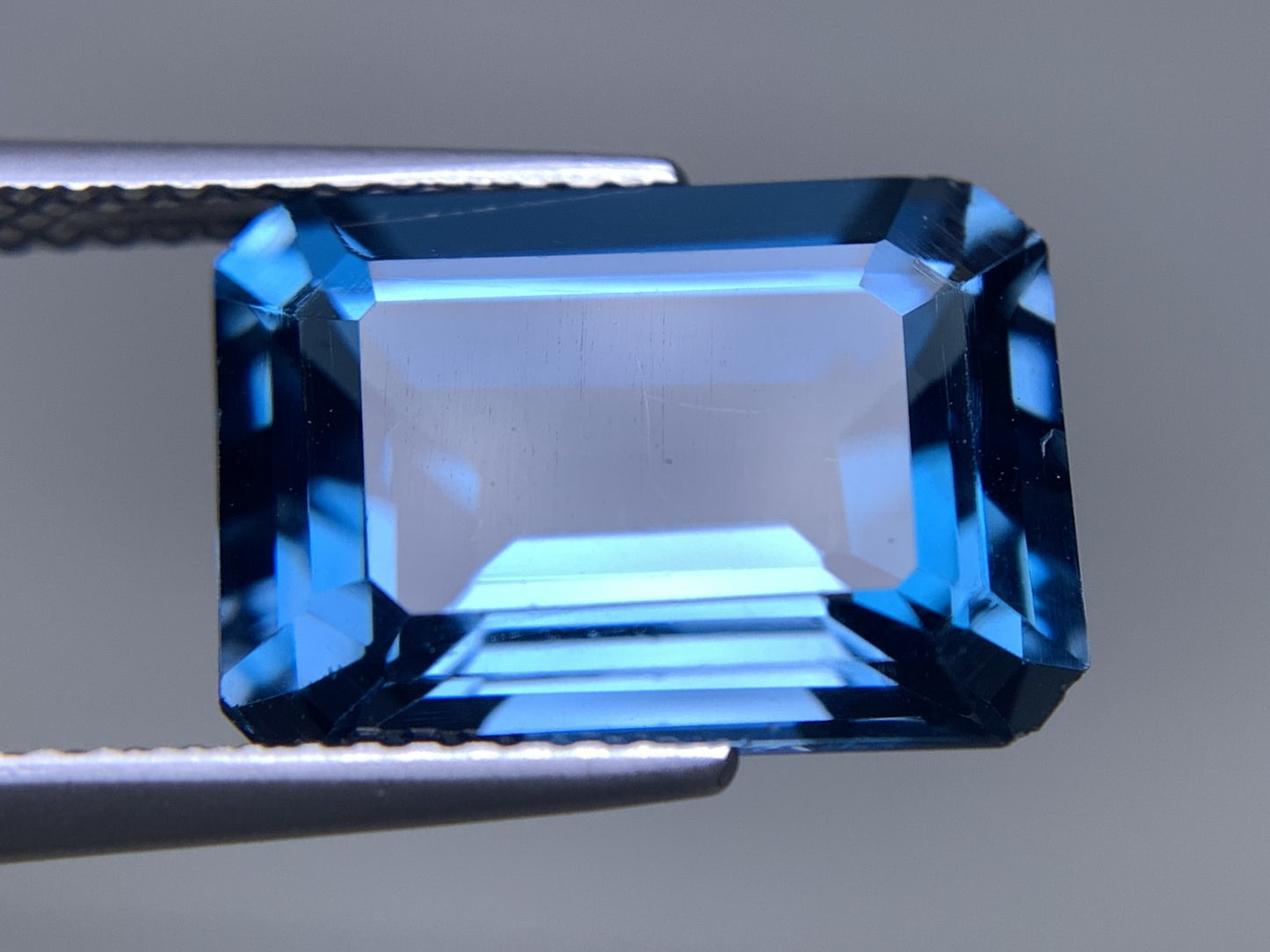 ロンドンブルートパーズ 天然 8.028ct 宝石鑑別書付き 13.73㎜×9.78㎜×6.17㎜ ルース（ 裸石 ） 6679Y