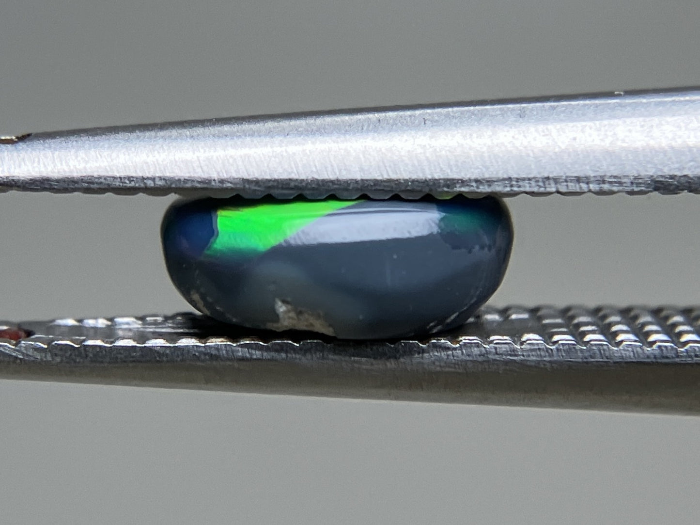 ブラックオパール 0.603ct  中央宝石ソーティング付き  6.8㎜×4.6㎜×2.8㎜  天然 ルース（ 裸石 ） 4517YY