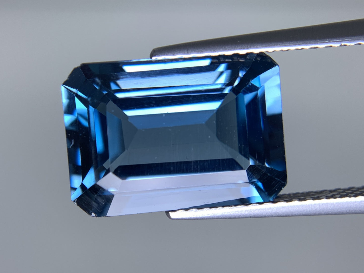 ロンドンブルートパーズ 天然 8.028ct 宝石鑑別書付き 13.73㎜×9.78㎜×6.17㎜ ルース（ 裸石 ） 6679Y