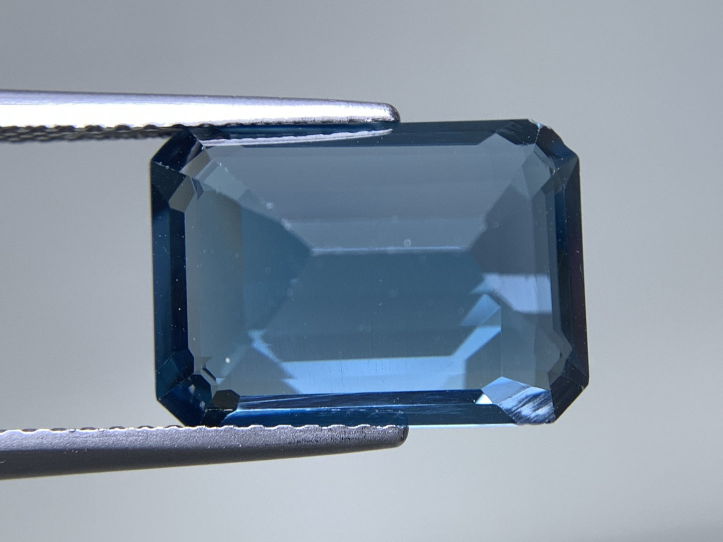 ロンドンブルートパーズ 天然 8.028ct 宝石鑑別書付き 13.73㎜×9.78㎜×6.17㎜ ルース（ 裸石 ） 6679Y