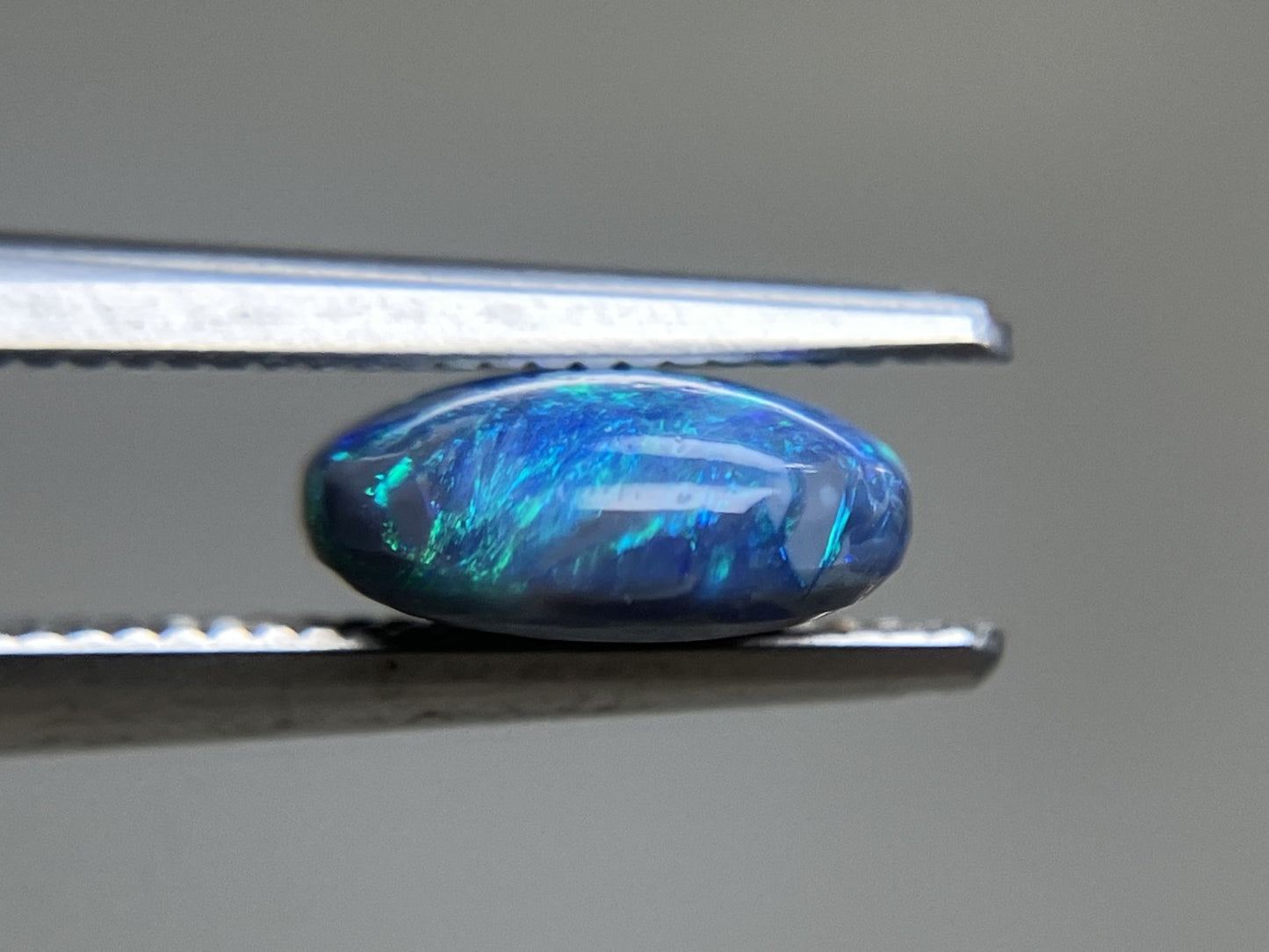 ブラックオパール 1.110ct  中央宝石ソーティング付き  7.9㎜×7.0㎜×3.4㎜  天然 ルース（ 裸石 ） 4359YY