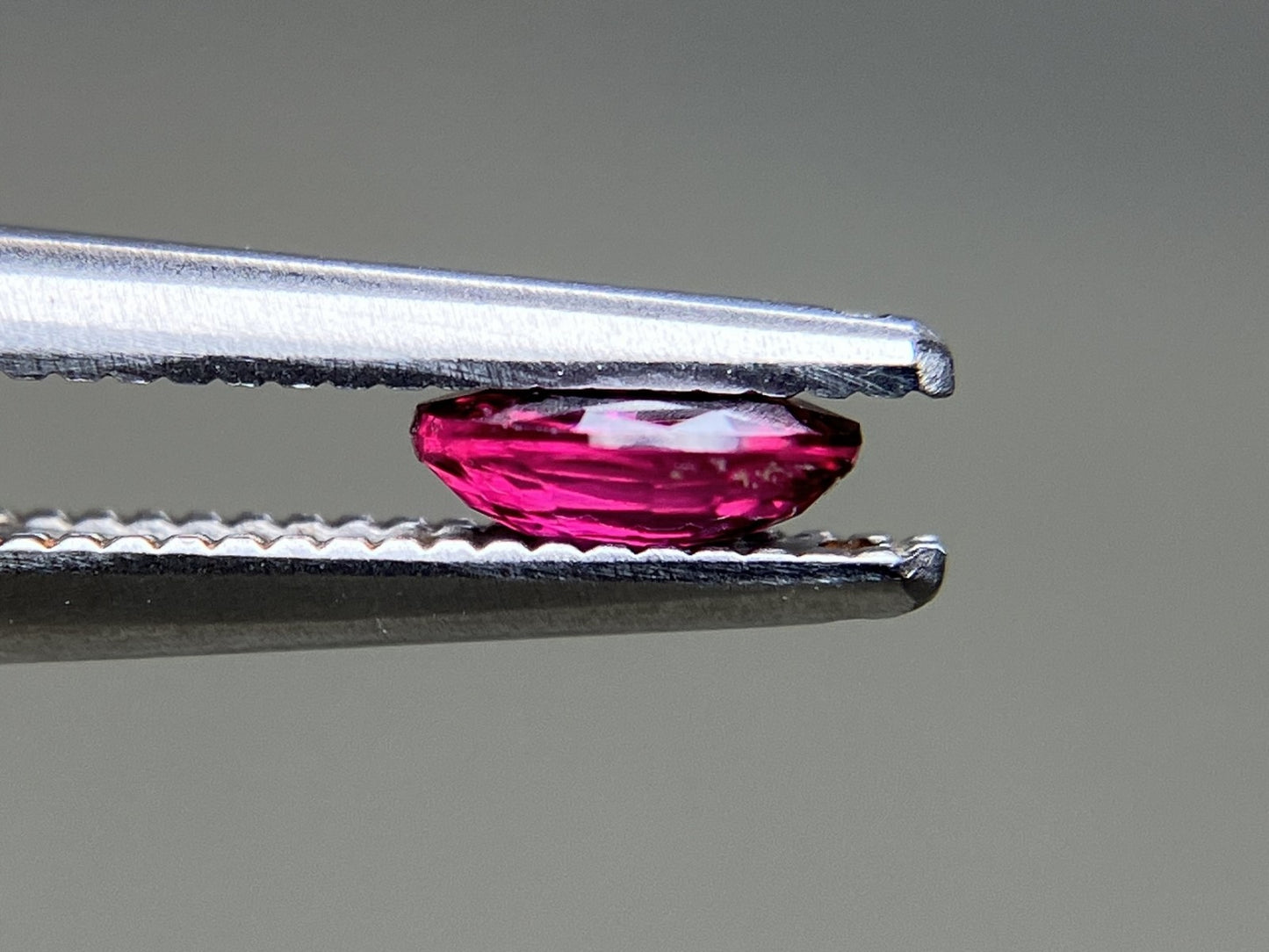 ルビー 天然 0.409ct 宝石ソーティング付き 5.1㎜×4.0㎜×1.7㎜ ルース（ 裸石 ） 7607YY