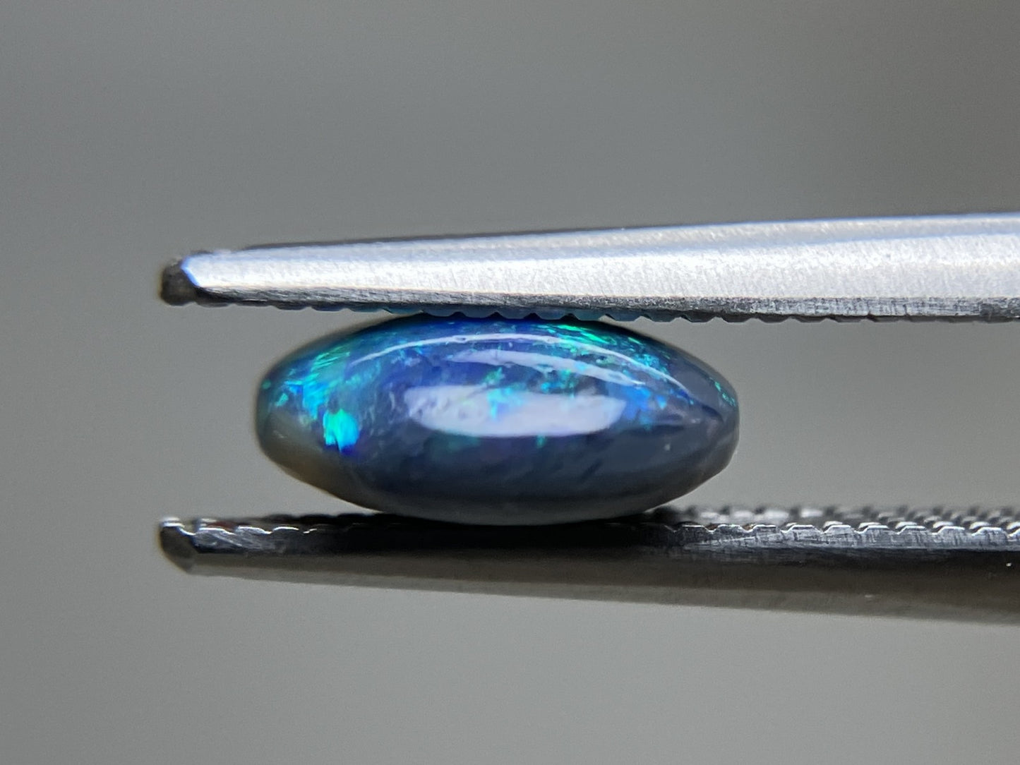 ブラックオパール 1.110ct  中央宝石ソーティング付き  7.9㎜×7.0㎜×3.4㎜  天然 ルース（ 裸石 ） 4359YY
