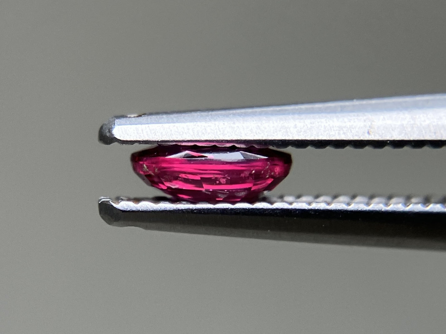 ルビー 天然 0.409ct 宝石ソーティング付き 5.1㎜×4.0㎜×1.7㎜ ルース（ 裸石 ） 7607YY