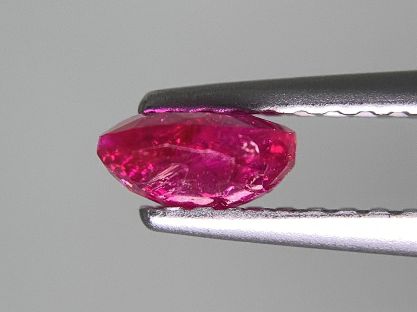 ルビー 天然 0.663ct 宝石ソーティング付き 5.4㎜×4.6㎜×2.5㎜ ルース（ 裸石 ） 8005Y