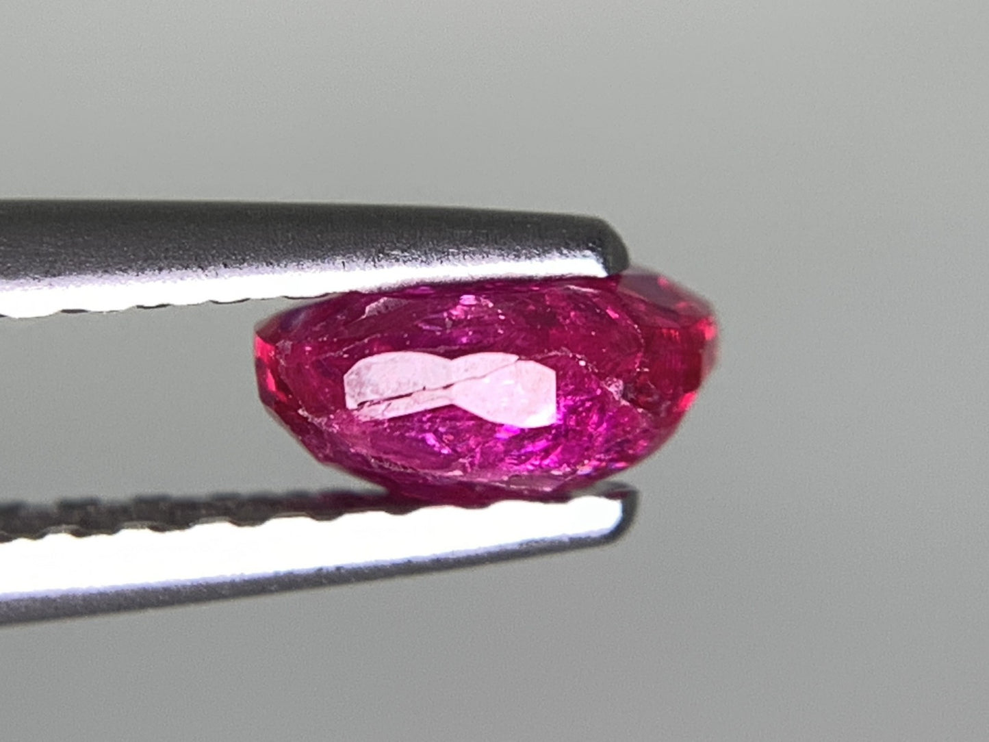 ルビー 天然 0.663ct 宝石ソーティング付き 5.4㎜×4.6㎜×2.5㎜ ルース（ 裸石 ） 8005Y