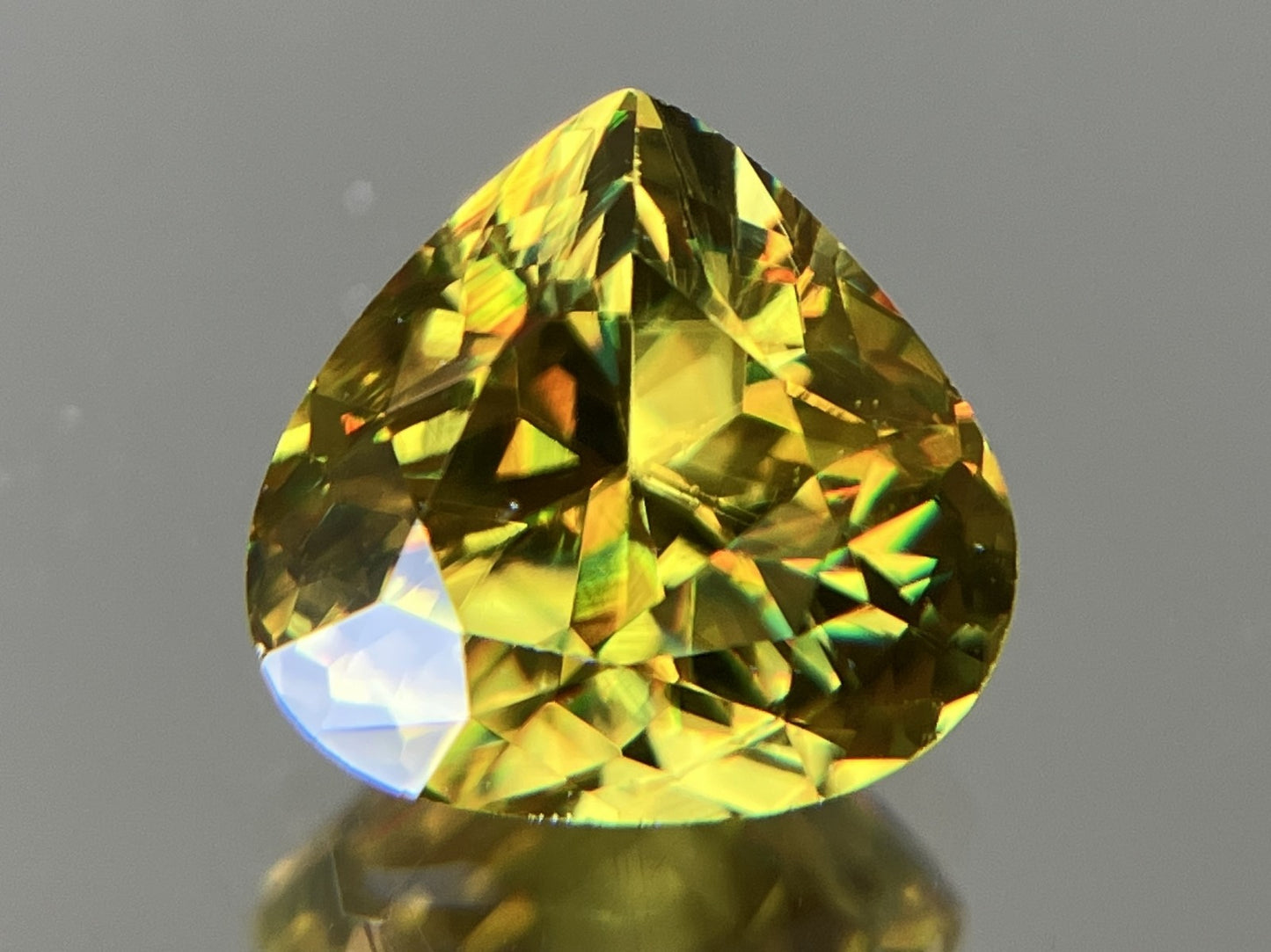 スフェーン 1.987ct 中央宝石ソーティング付き  7.92㎜×8.35㎜×4.84㎜  ルース（ 裸石 ） 4259YY