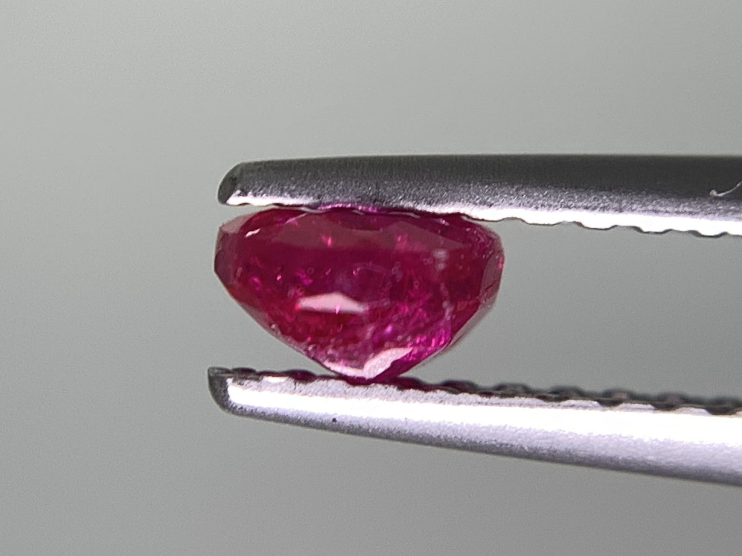 ルビー 天然 0.663ct 宝石ソーティング付き 5.4㎜×4.6㎜×2.5㎜ ルース（ 裸石 ） 8005Y