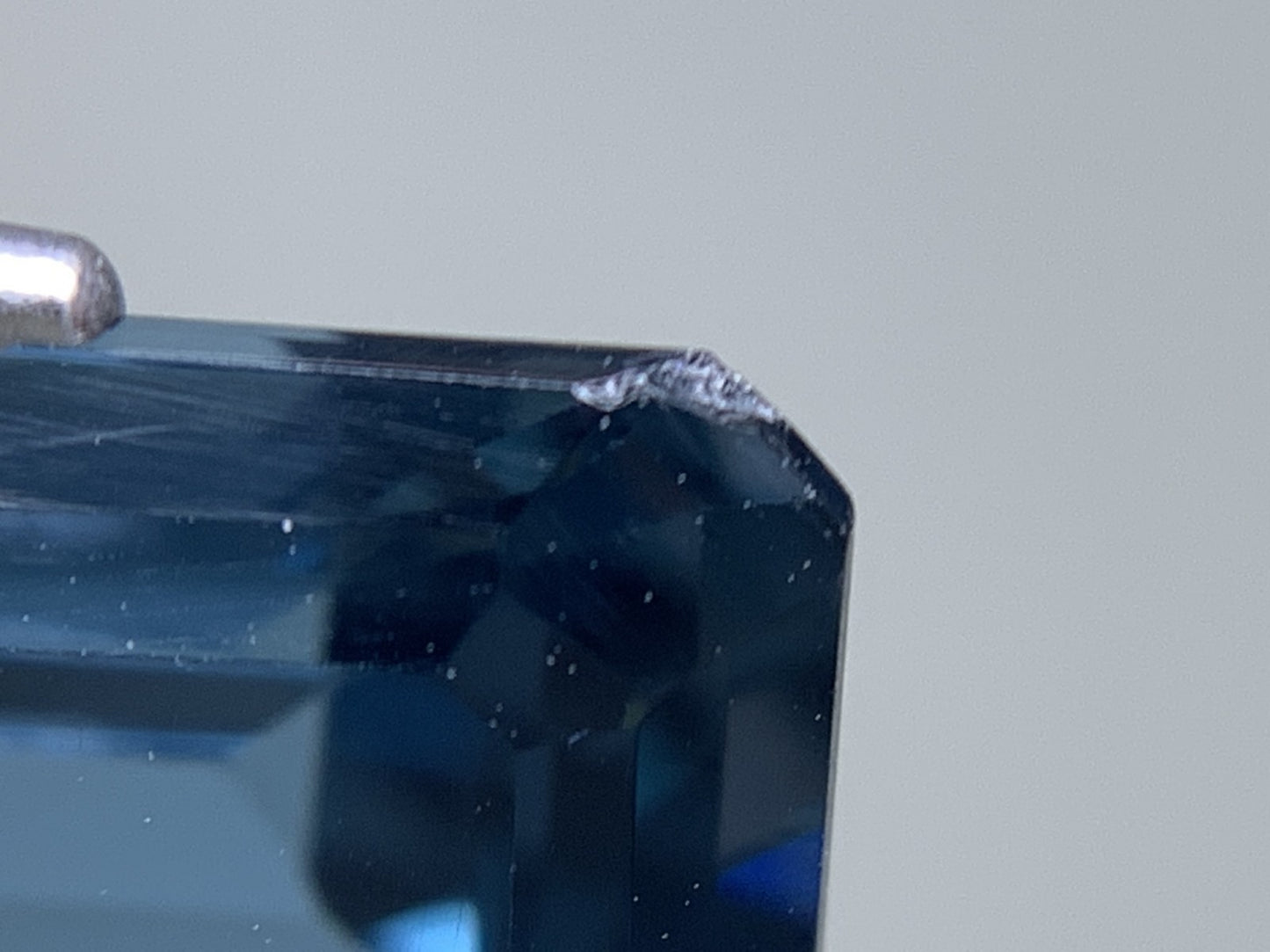 ロンドンブルートパーズ 天然 8.028ct 宝石鑑別書付き 13.73㎜×9.78㎜×6.17㎜ ルース（ 裸石 ） 6679Y