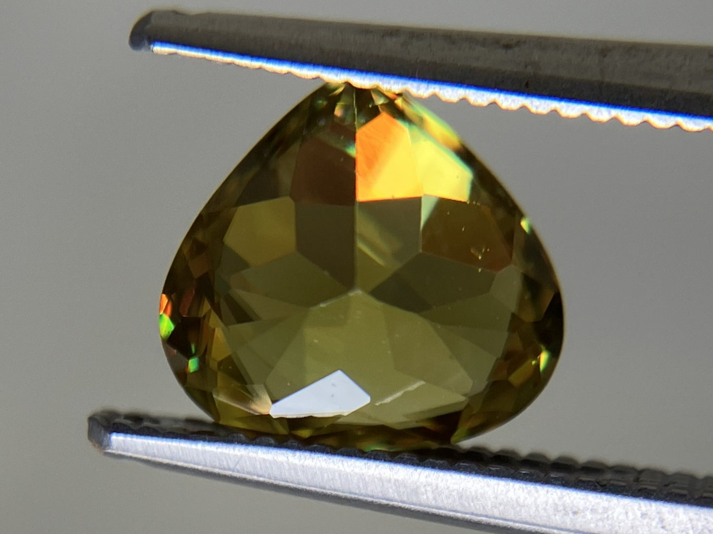スフェーン 1.987ct 中央宝石ソーティング付き  7.92㎜×8.35㎜×4.84㎜  ルース（ 裸石 ） 4259YY