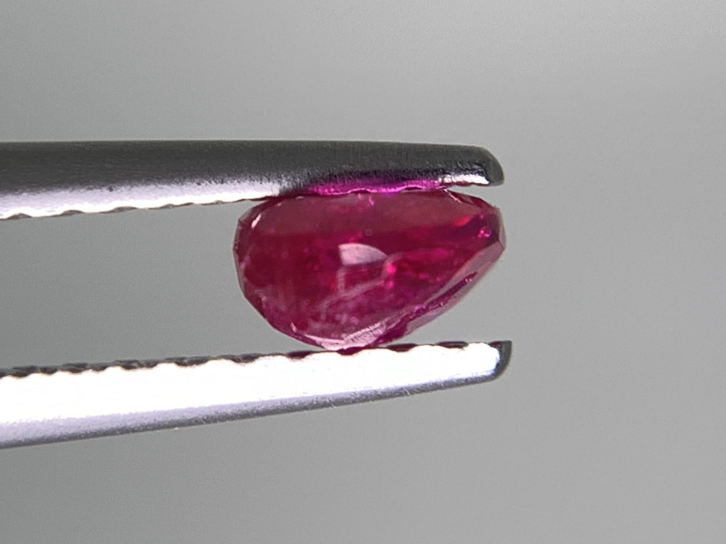 ルビー 天然 0.663ct 宝石ソーティング付き 5.4㎜×4.6㎜×2.5㎜ ルース（ 裸石 ） 8005Y