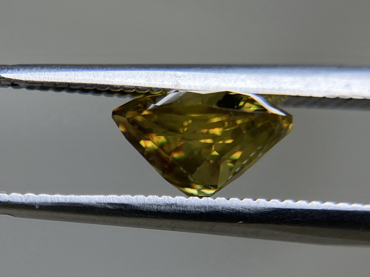 スフェーン 1.987ct 中央宝石ソーティング付き  7.92㎜×8.35㎜×4.84㎜  ルース（ 裸石 ） 4259YY