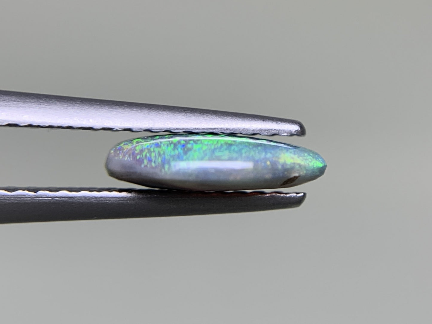 ブラックオパール 0.965ct 宝石ソーティング付き 9.5㎜×6.7㎜×2.3㎜ ルース（ 裸石 ） 3768Y